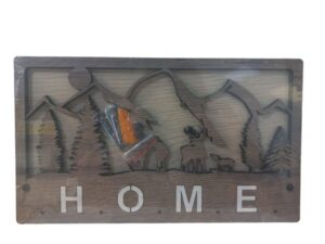 Декоративный настенный элемент с надписью home и силуэтами деревьев и гор
